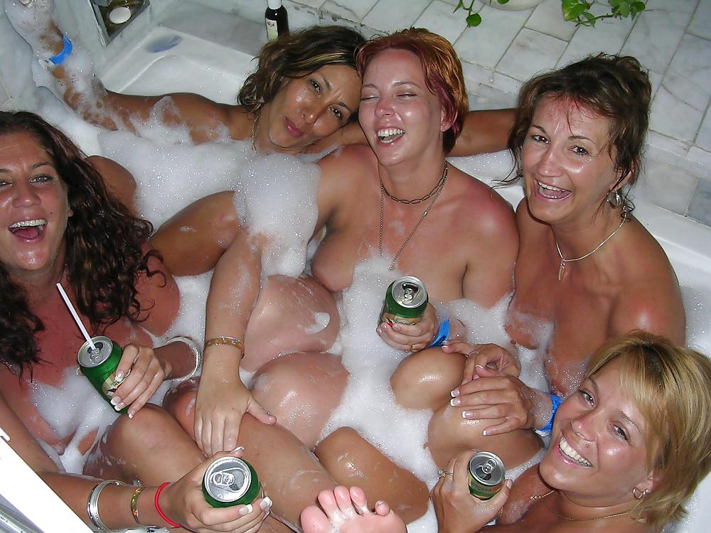 5 copines dans un bain