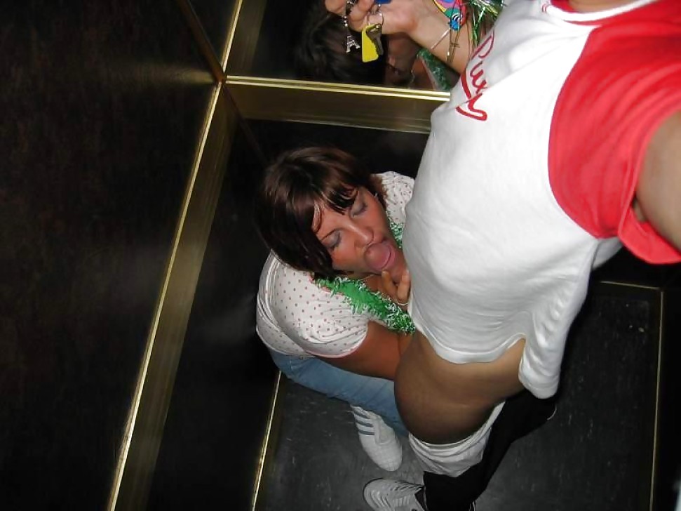 Elle me suce dans l'ascenseur de l'hotel