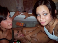Trois copines jouent dans le bain
