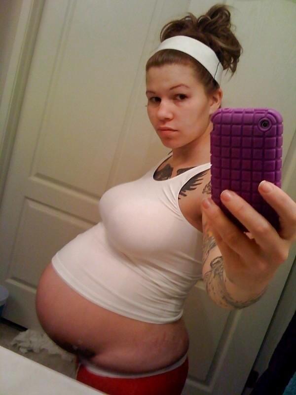 jeunette tatouée et enceinte
