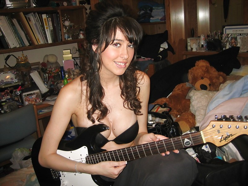 Ma copine en sous tif à la guitare